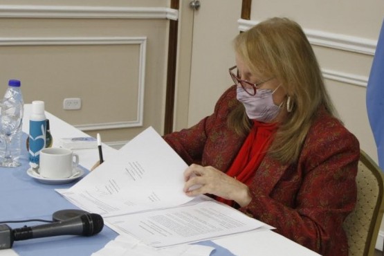 Alicia Kirchner en la firma del convenio con YPF. 