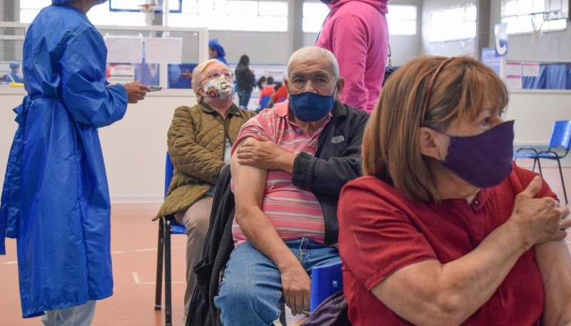 Vacunación a adultos mayores de 73 años. 