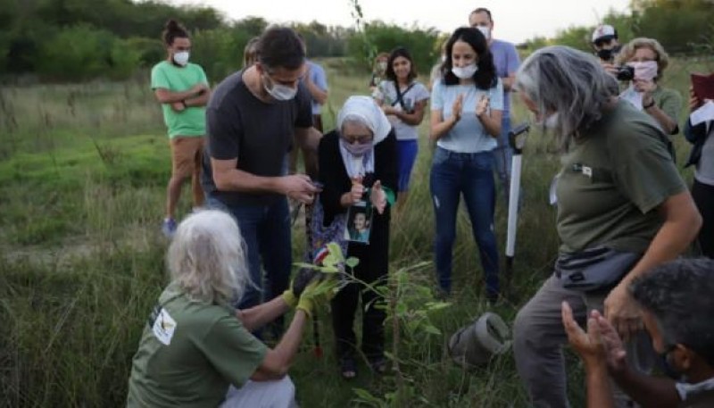 Nora Cortiñas plantó en Pilar.