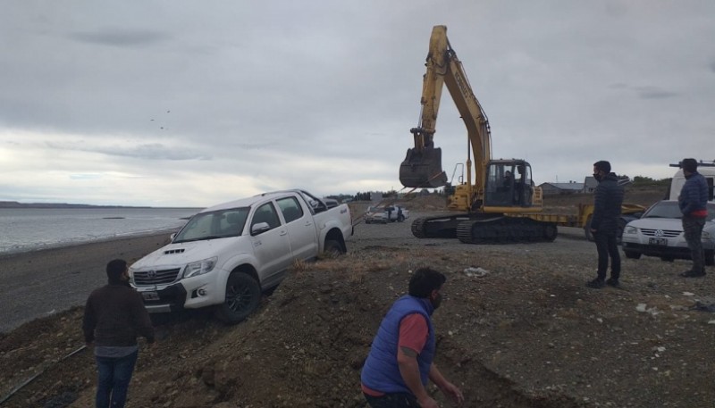 La grúa retirando la camioneta (Foto C.Robledo).