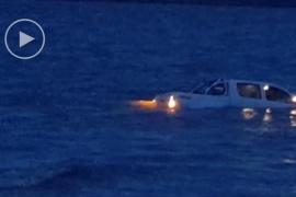 El momento en que la camioneta es tapada por la marea en Río Gallegos