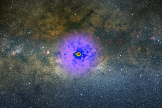 Captan un misterioso resplandor en el centro de nuestra galaxia