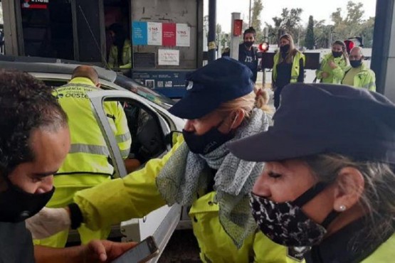 Evangelina dio a luz en el peaje de Autopista del Oeste con ayuda de dos policías