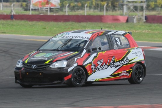 El Toyota del capitalino en pleno ensayo sabatino.