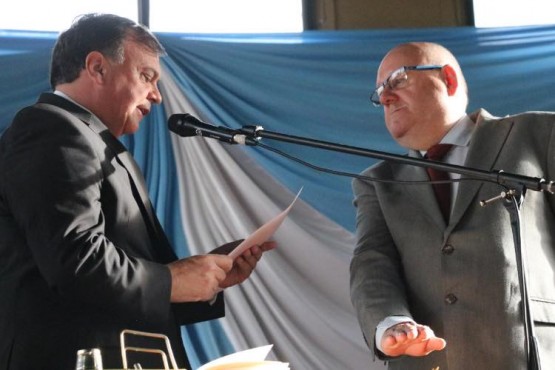 Javier Belloni tomando juramente a Souto (Foto compartida por el Intendente).