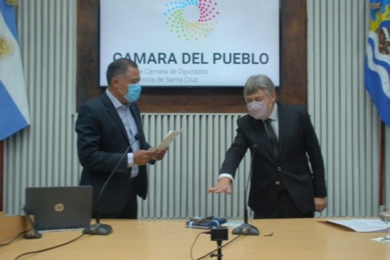 Eugenio Quiroga tomando juramento a Gabriel Oliva.