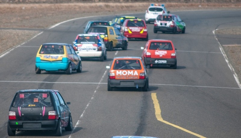 Los autos en competencia desde el puente del autódromo.