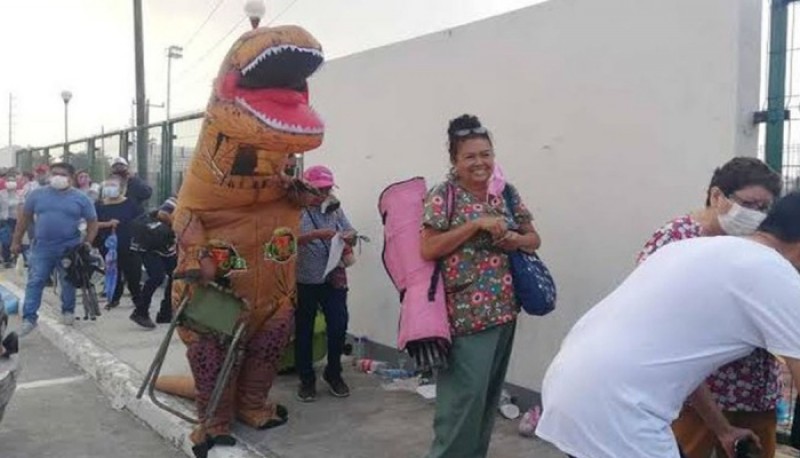 Acompañó a su mamá a vacunarse contra el coronavirus disfrazado de dinosaurio 