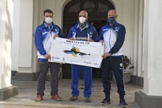 Los nadadores tras su reconocimiento en Casa de Gobierno.