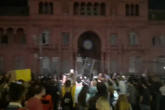 Manifestantes se enfrentaron a la policía frente a la Casa Rosada en la marcha por el 17A