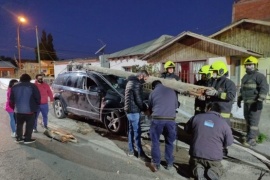 Perdió el control y chocó contra un poste en Río Gallegos