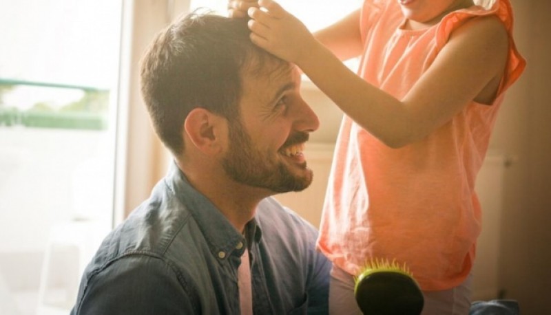 Se cortó el pelo para imitar la cicatriz que le quedó a su hija en la cabeza tras una cirugía