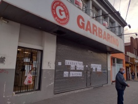 Tras el cierre de local comercial sus trabajadores reclaman el sueldo