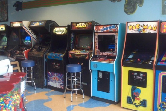 Una sala de arcade en los ´90.