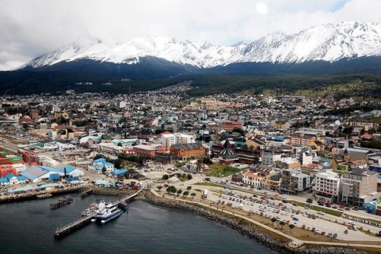 La Constitución de Tierra del Fuego, en ejercicio de su autonomía, no reconoce más limitaciones a sus poderes que los expresamente conferidos en la Constitución Nacional al Gobierno Federal.