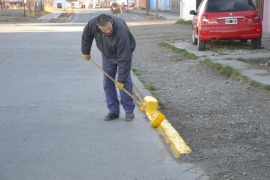 Municipio de Río Gallegos realiza labores de limpieza y pintura en el Barrio Del Carmen