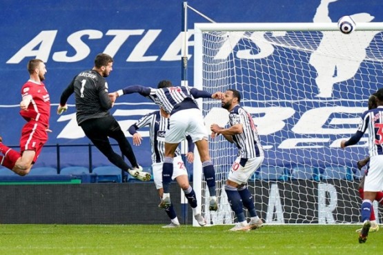 El arquero del Liverpool buscó la heroica y metió un gol en el último minuto