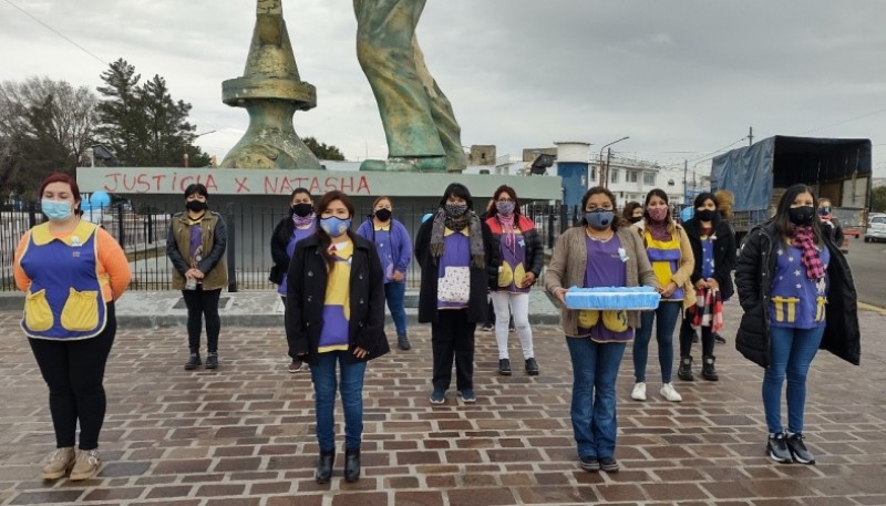 Docentes de Jardines Maternales Municipales de Caleta Olivia obsequiaron escarapelas a la comunidad 