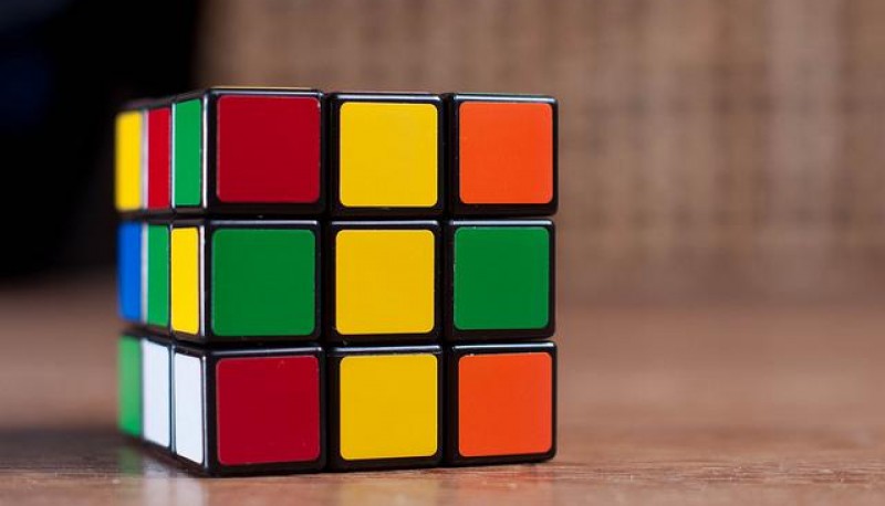 Fue inventado por el escultor y profesor de arquitectura húngaro Erno Rubik en 1974.