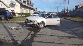 Mujer herida y destrozos en un fuerte choque en Río Gallegos