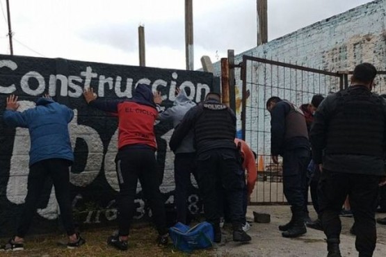 14 jóvenes demorados por un partido de fútbol clandestino