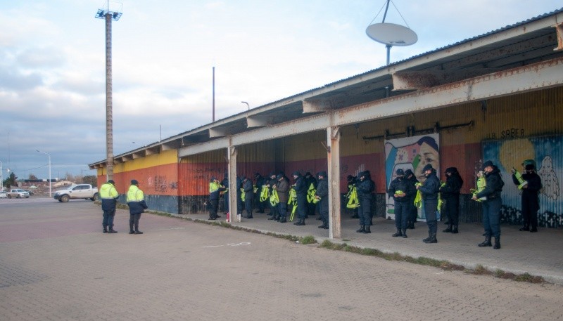 Policía preparándose para rastrillar la costanera. (Foto: L.F.)