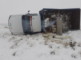 Impresionante vuelco de un camión en Ruta 40 por la nieve