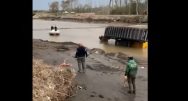 Municipio compró una excavadora y en menos de 24 horas se hundió en el río