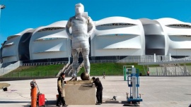 En la previa de Argentina-Chile, inauguran una estatua de Maradona en el estadio