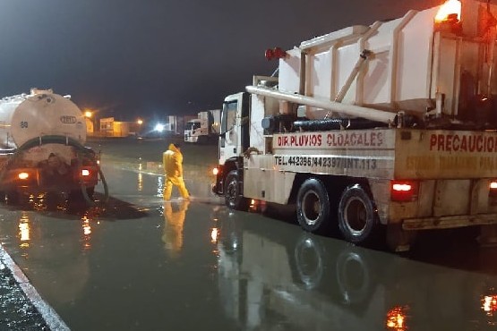 Municipales trabajaron con la acumulación de agua en diversas calles de Río Gallegos