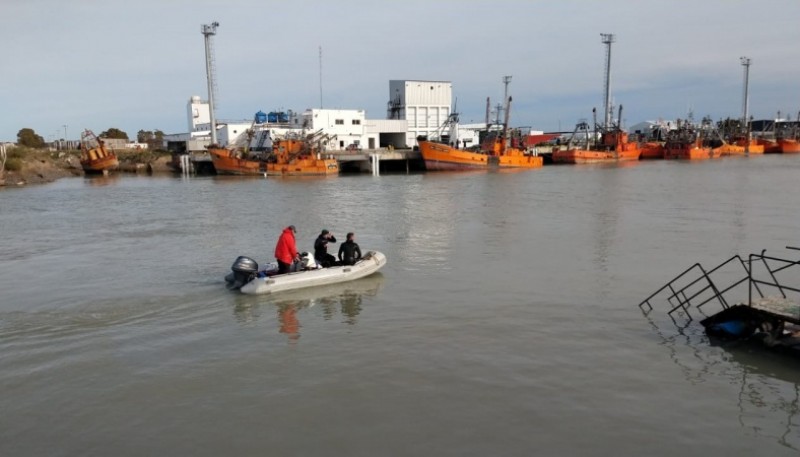 Provincia acompañó al CENPAT-CONICET en la toma de muestras de agua y sedimentos del Río Chubut