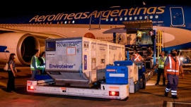 Por más vacunas: partió el primero de dos vuelos de Aerolíneas Argentinas a Beijing