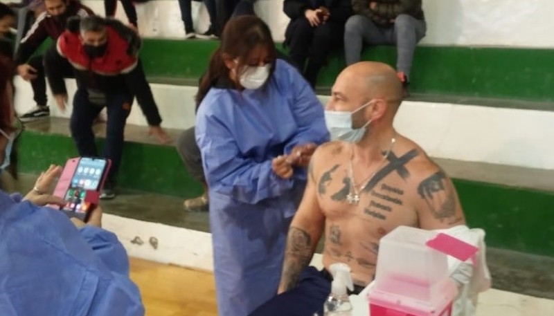 Federico Massoni, ministro de Seguridad del Chubut, dejó su torso tatuado al descubierto para recibir la primera dosis de la vacuna contra el coronavirus.