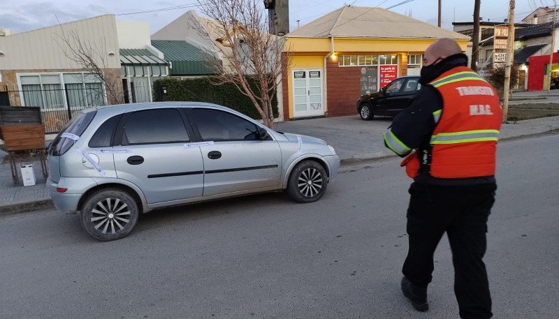 El Corsa fue incautado por el personal de Tránsito. (Foto: C.G.)