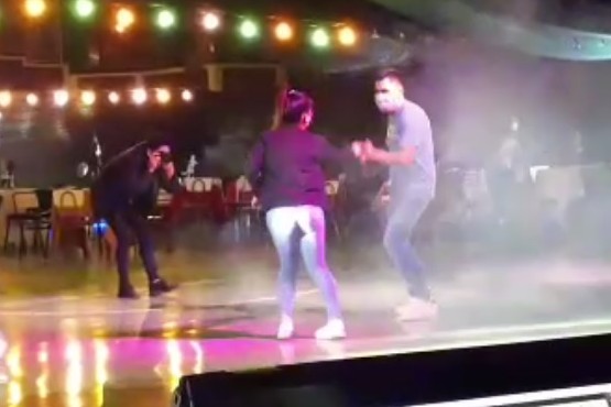 Captura del video de quien supuestamente es el Intendente bailando en la fiesta.