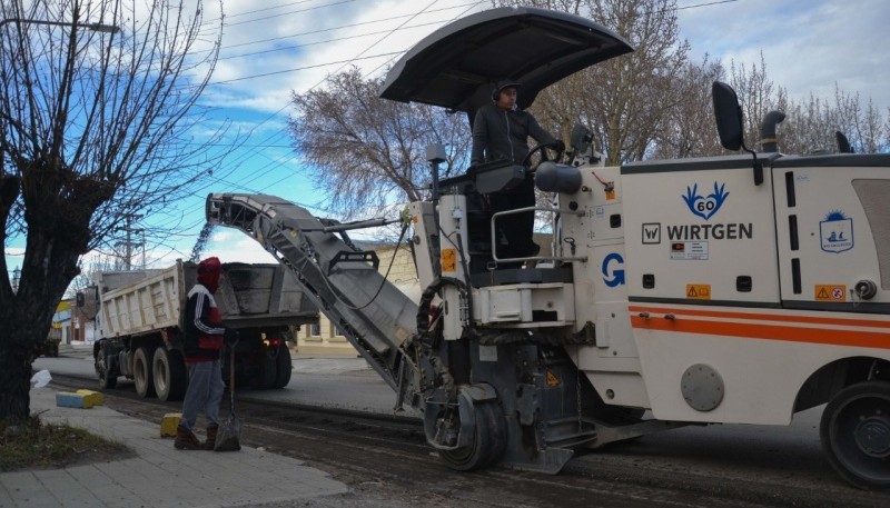 Trabajan en el fresado y arreglo de las calles. 