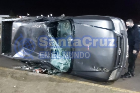 Vuelco en la madrugada de Río Gallegos: una camioneta se accidentó en la Autovía frente a la Terminal de Ómnibus