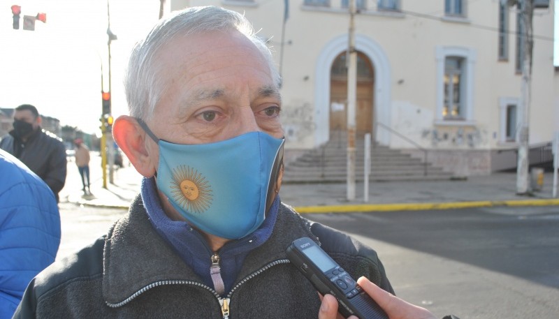 El presidente de la Asociación Sanmartiniana Cruz del Sur en Río Gallegos, Raúl Contreras. (Foto J.C.C.)