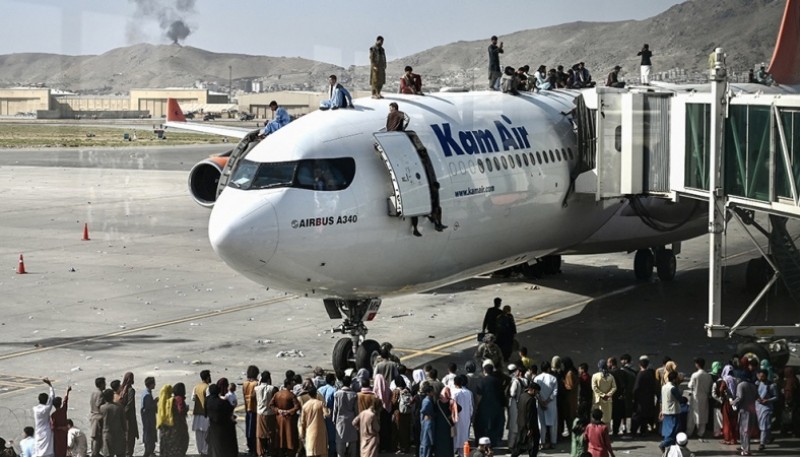 Miles de personas intentan huir del nuevo régimen islamista radical. (AFP)