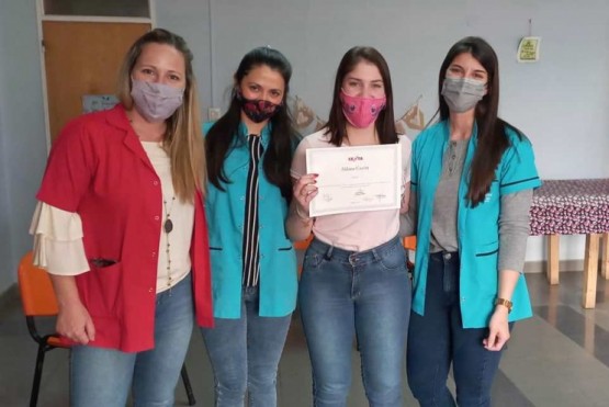 Aldana recibiendo el certificado de su alta.