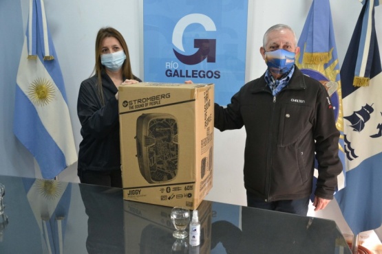 Raúl Contreras recibiendo el aporte entregado por el municipio.