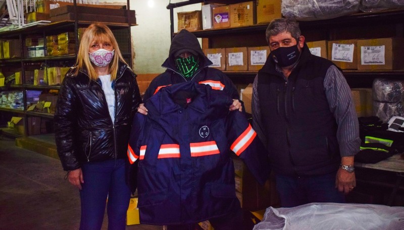 Trabajadores del Vaciadero recibiendo las camperas.