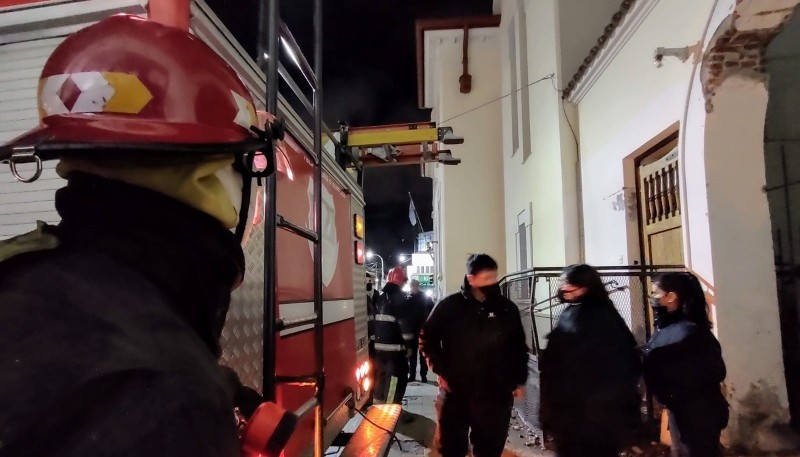 Bomberos acudieron rápidamente al Correo. (Foto: C.G.)