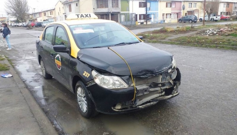 El taxi tras la colisión (Fotos: C.Robledo).