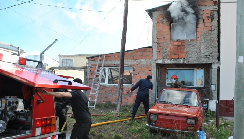 Tres dotaciones de bomberos trabajaron en el lugar. (Foto: J.C.C.)