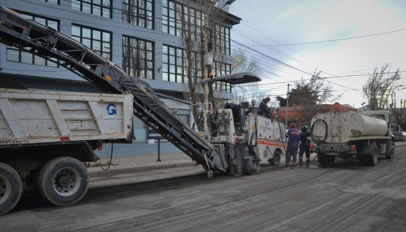 La máquina fresadora trabajando en el centro de la ciudad.