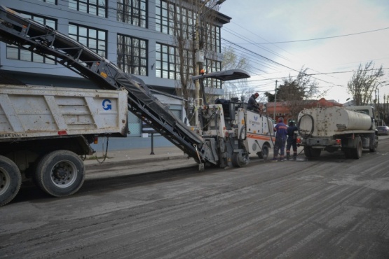 La máquina fresadora trabajando en el centro de la ciudad.