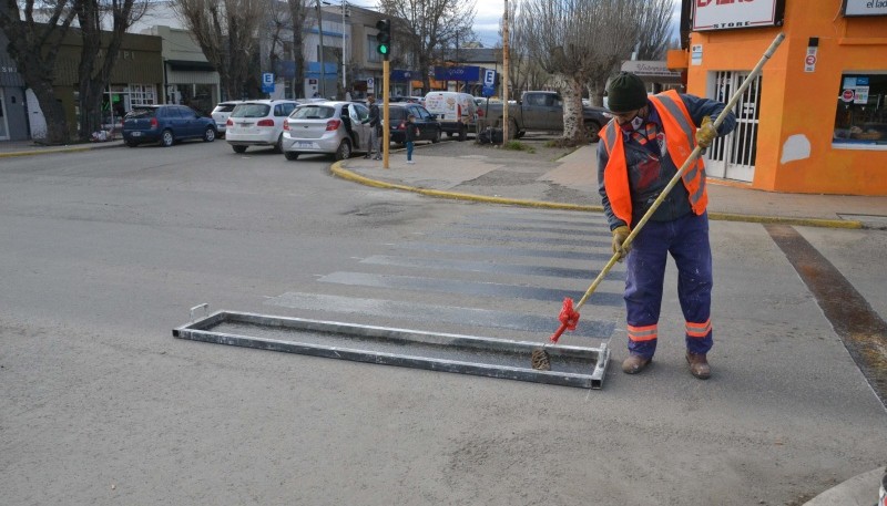 Trabajador pintando de senda peatonal.