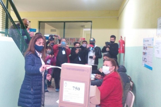 La pre candidata Roxana Reyes emitió su voto. 