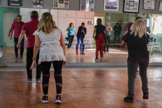 Marta Muñoz y Rubén Darío Suárez llevan adelante los talleres de ritmos y tango.